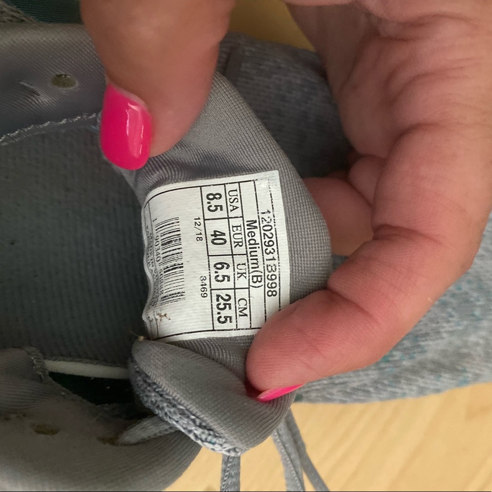 Brooks tennis shoes size 8.5, excellent condition. Non-smoking home, No pets.